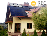 黑色N-PEAK REC太阳能电池板系统安装在屋顶上