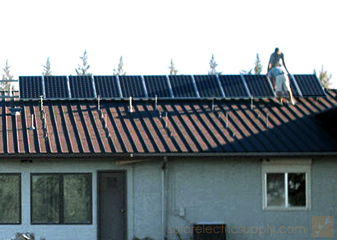 直立金属缝屋顶上的太阳能电池板