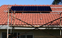 加拿大太阳能黑色太阳能电池板阵列屋顶