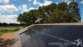 住宅屋顶上的Mission太阳能电池板