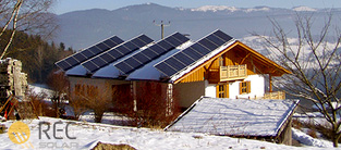 REC屋顶安装的太阳能电池板系统与雪