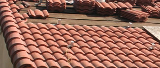 带西班牙瓷砖的屋顶挂钩